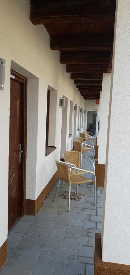 Czermann Holiday Inn Oroszlány Dış mekan fotoğraf