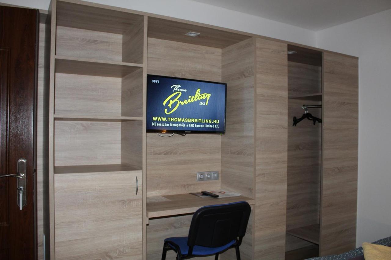 Czermann Holiday Inn Oroszlány Dış mekan fotoğraf