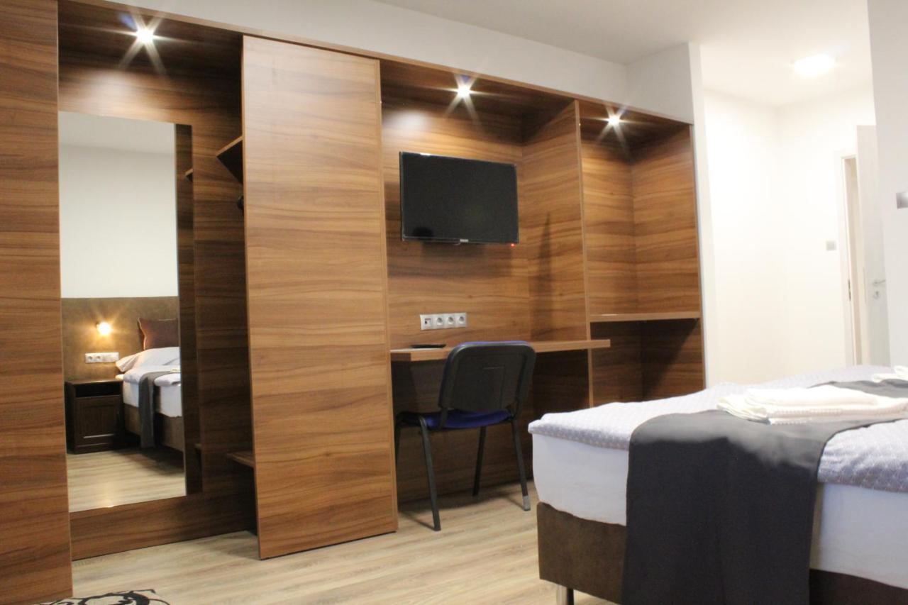 Czermann Holiday Inn Oroszlány Dış mekan fotoğraf