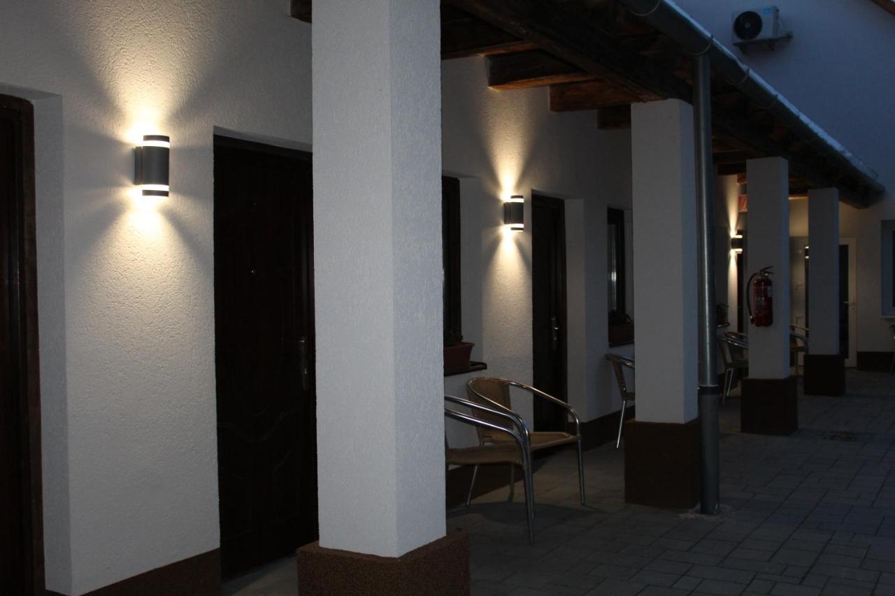 Czermann Holiday Inn Oroszlány Dış mekan fotoğraf