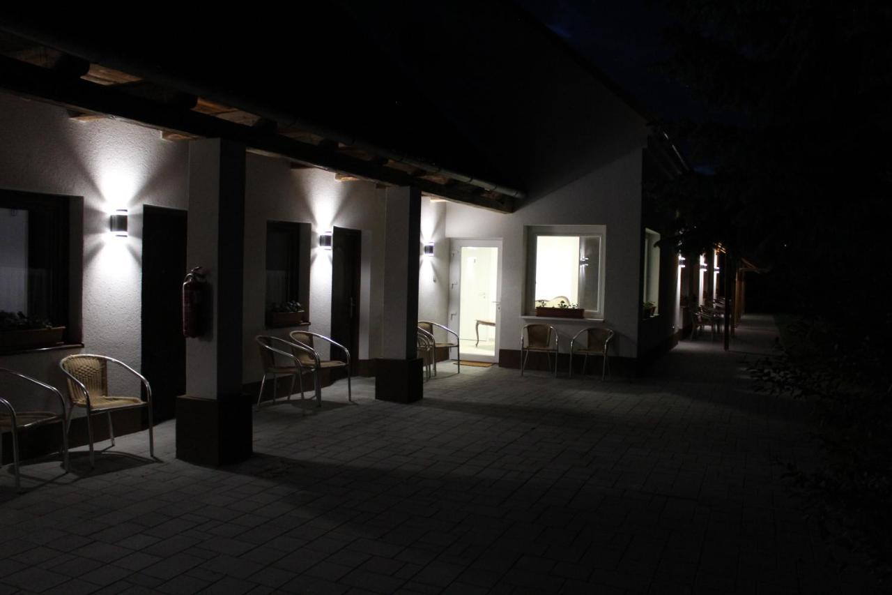 Czermann Holiday Inn Oroszlány Dış mekan fotoğraf